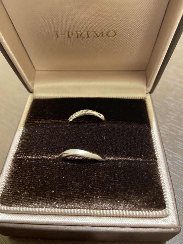 男性用はマット加工、女性用は15石のダイヤがある指輪