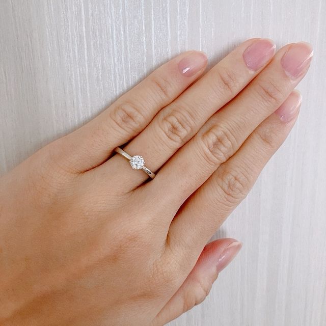 シンプルなデザインですがダイヤがどの角度から見ても輝きます♡