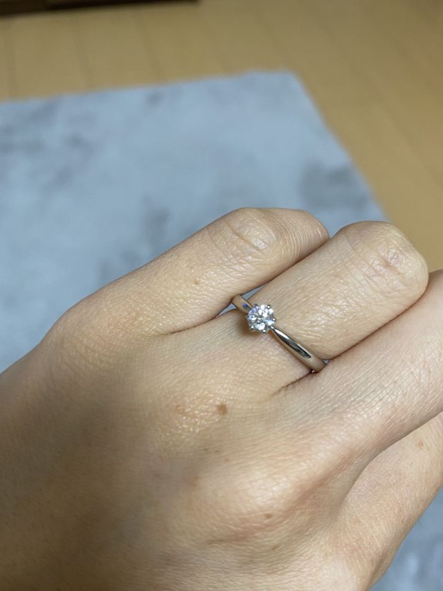 結婚指輪より0.5号大きくして取り外ししやすいようにしました