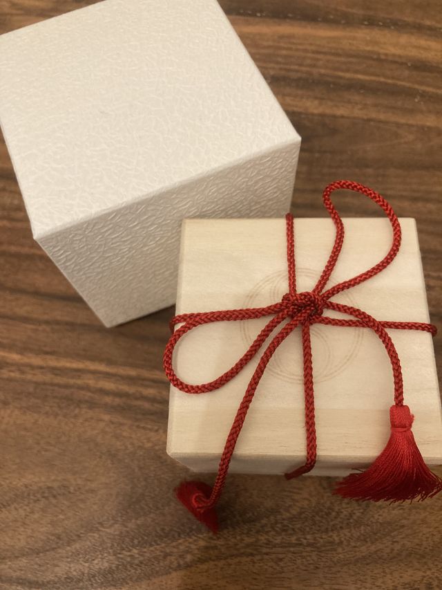 木箱にも巴の印、縁起の良い紅紐がついていて素敵です