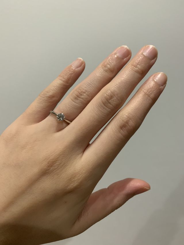 0.3カラットの大きさを買いました。ダイヤの輝きがとても綺麗