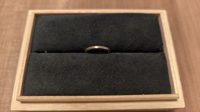 外石のダイヤと内石の記念月石がワンポイントになってます。