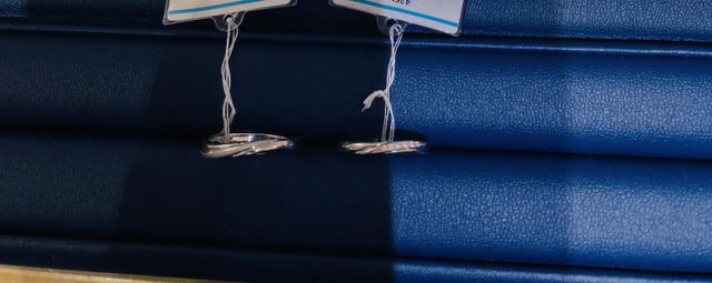 ストレートタイプの指輪、刻印とお互いの誕生石をオプションで。