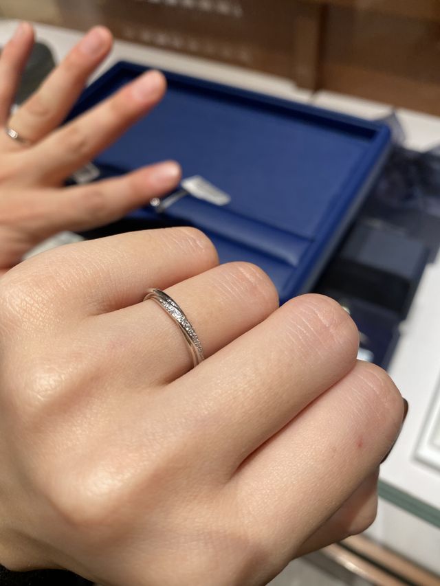 ダイヤが散りばめられたデザイン