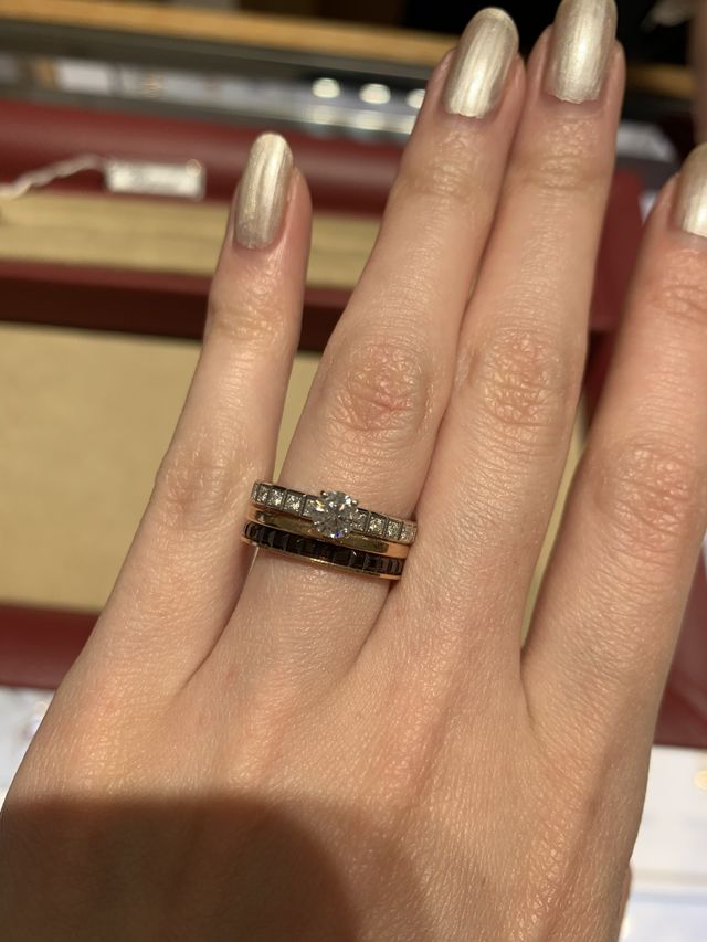 ショパールのアイスキューブの婚約指輪です。