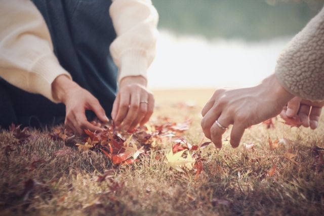 秋の落ち葉拾い。
結婚記念日に撮って貰いました。