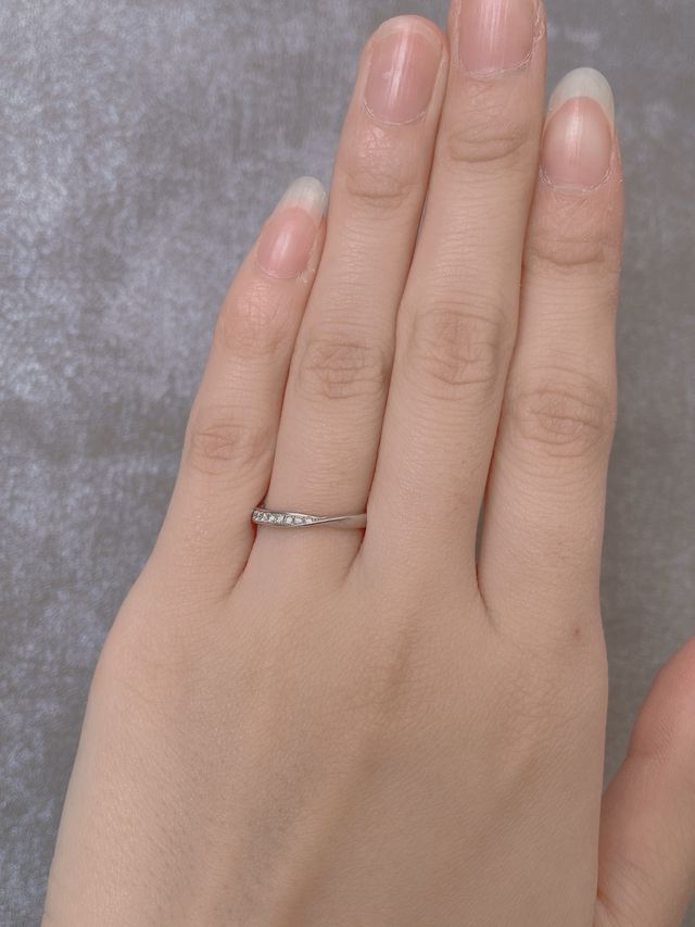 に中心が捻れていて半分はダイヤが散りばめられています。