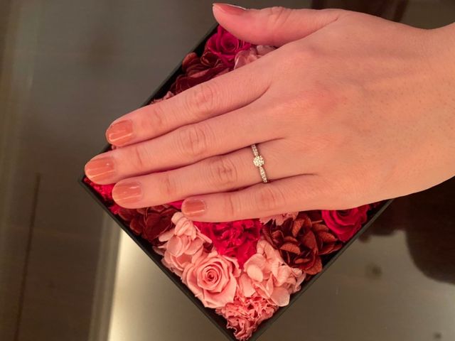 センターにダイヤがついておりその周りにもダイヤがついてます。