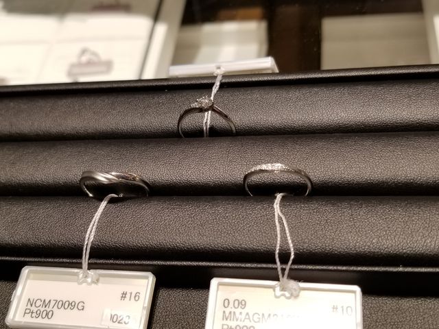 上&hellip;婚約指輪
左&hellip;男性用
右&hellip;女性用