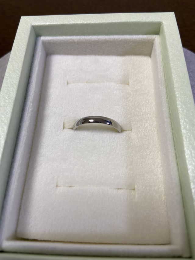 男性用の指輪です。内側に記念日の刻印を彫っています。