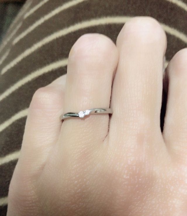 華奢なリングに2石のダイヤがとても綺麗なでデザインです。