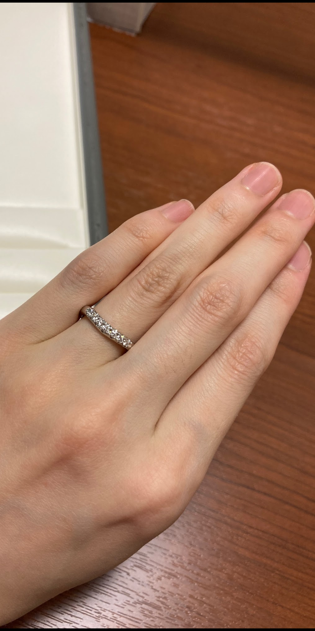 緩やかなV字でハーフエタニティの結婚指輪