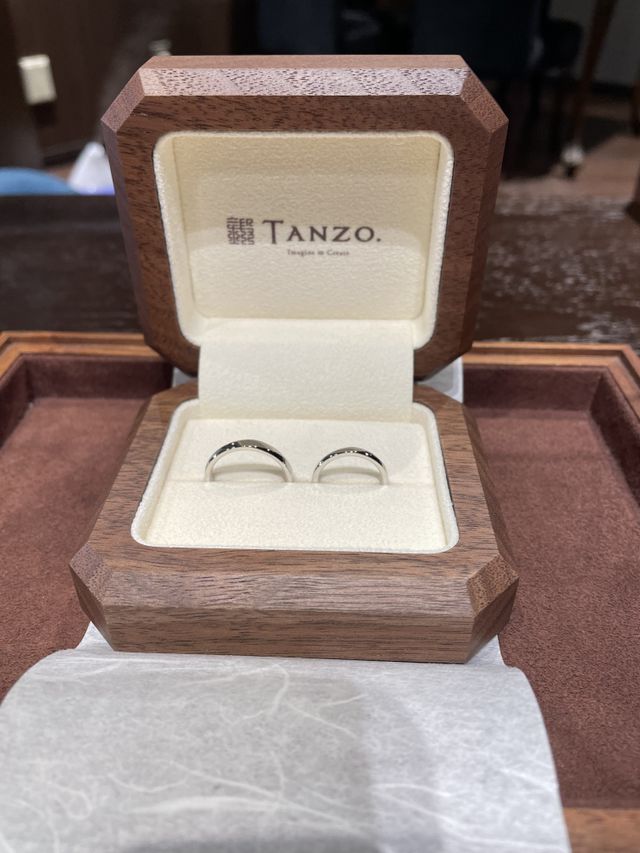 ボックスも一枚の木からくり抜いてつくっているこだわりが良い