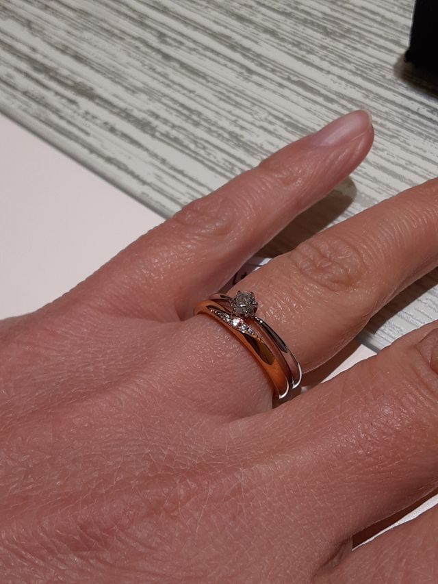 女性の写真ですが、婚約、結婚指輪です。