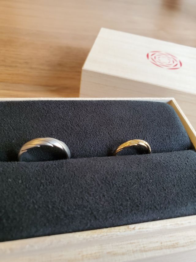 結婚指輪と購入店の出雲結のロゴマークです。