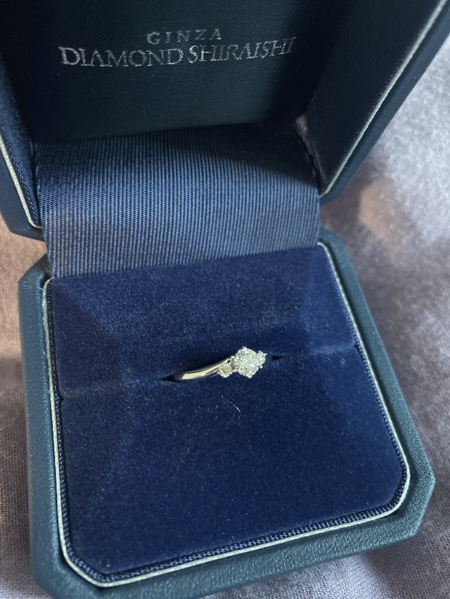 真ん中に大きめなダイヤがありサイドにミニダイヤがあります