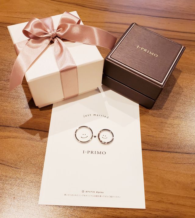 昨日受け取った結婚指輪。夫はストレート、私はウェーブタイプ。
