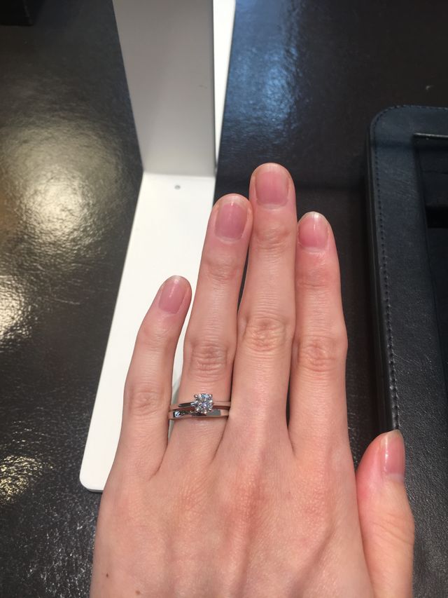 結婚指輪（スパイラルバンド）との重ね付けです。