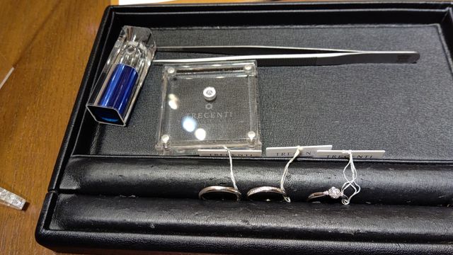 ストレートでフローラのピンクの石がついたリングです