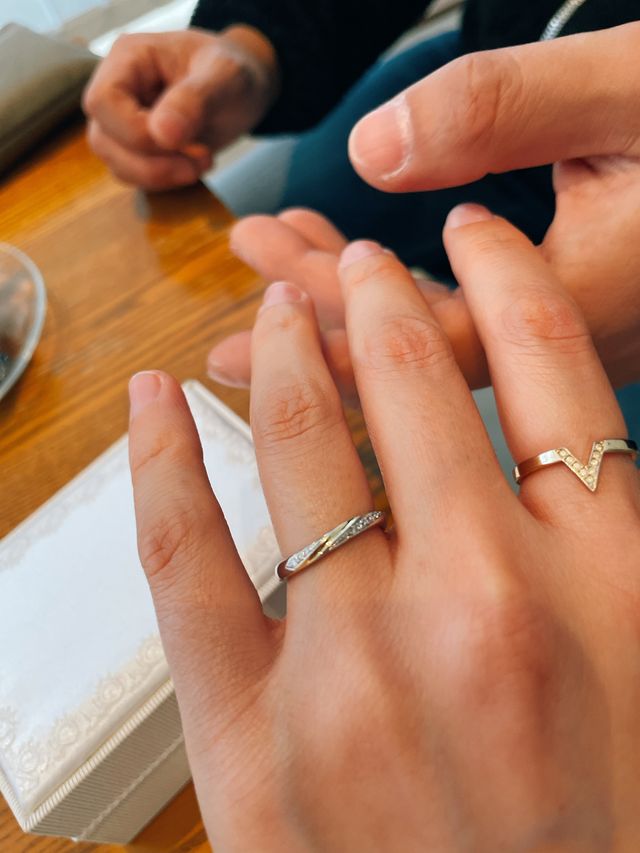 指の流れにあわせたカーブがはめてて自然な着け心地でとても良い