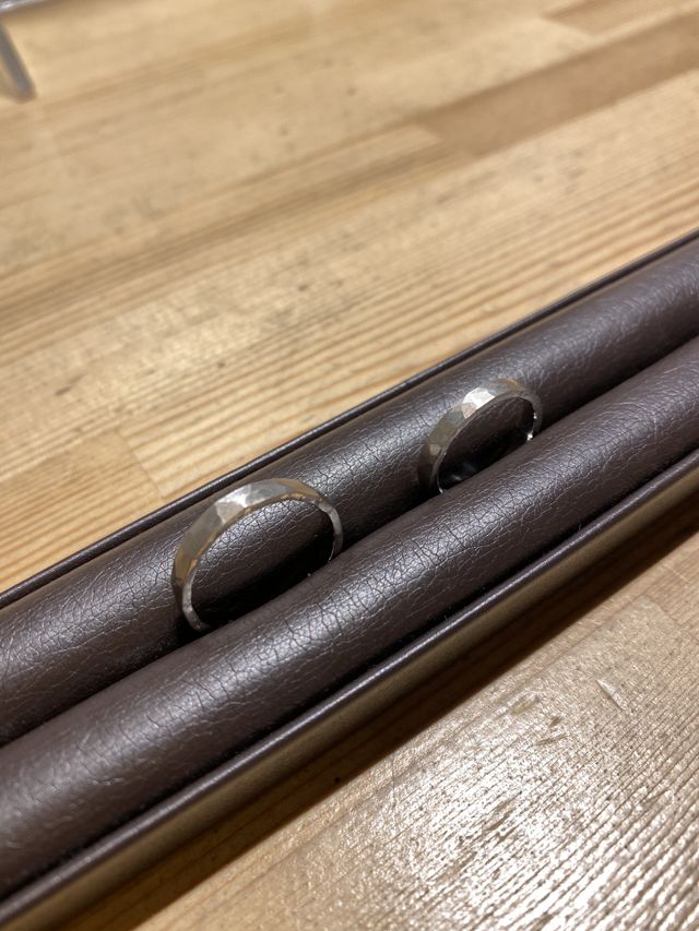 各々ハンマーで模様を作った指輪です。