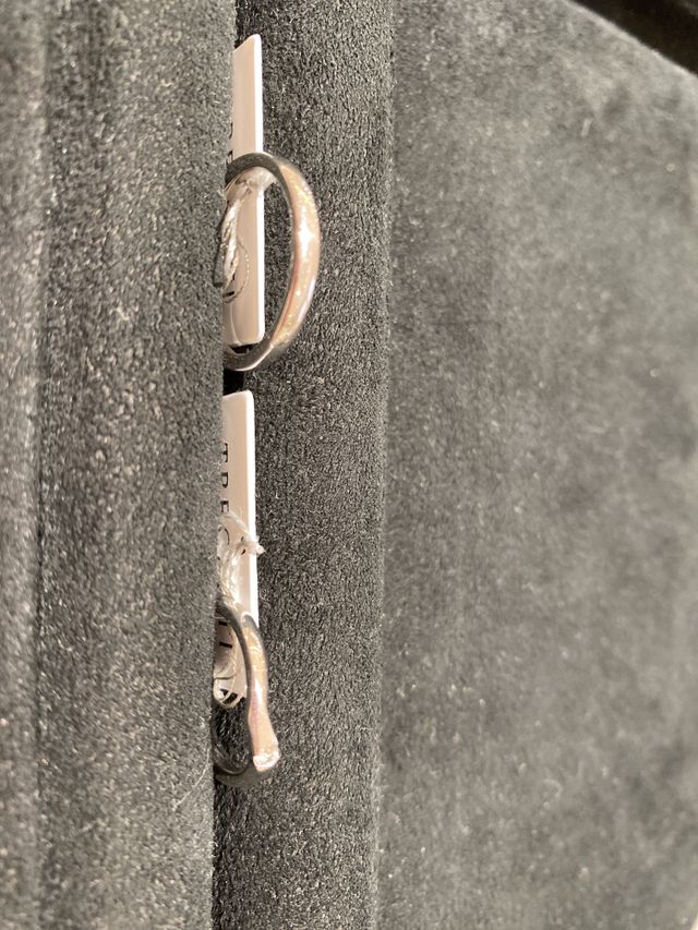 男性がストレート、女性がVリングで一石のみ