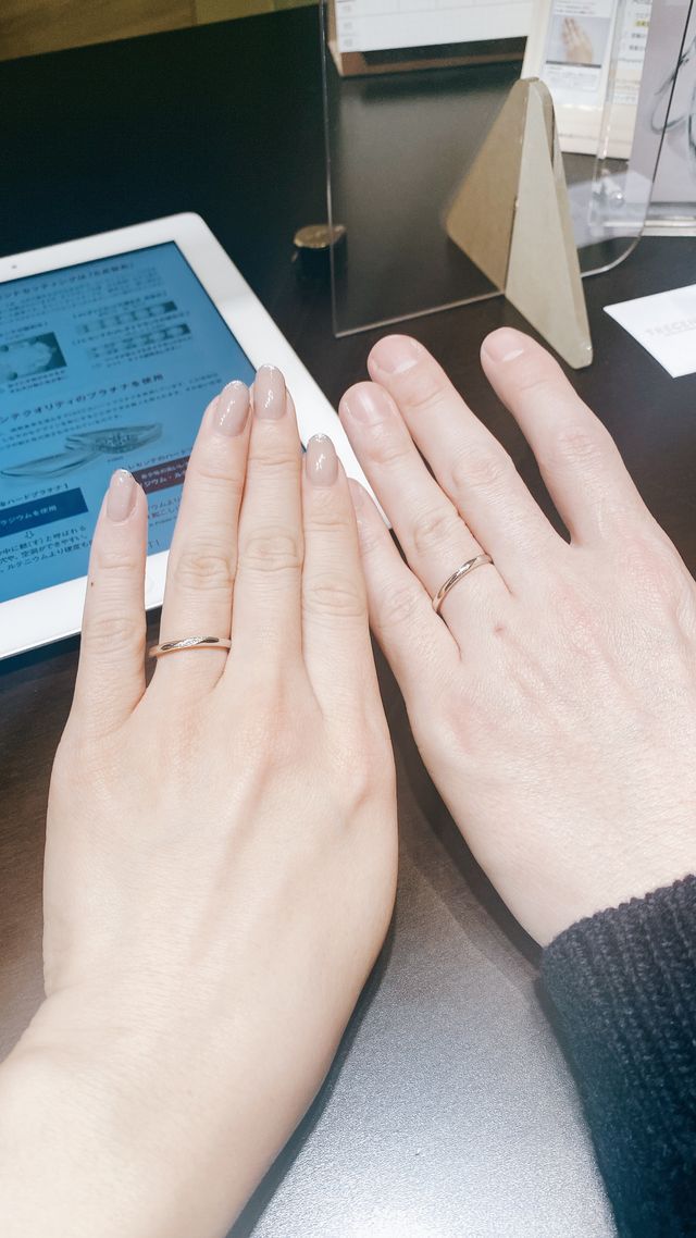 ダイヤモンドが5石入った綺麗なデザインです。