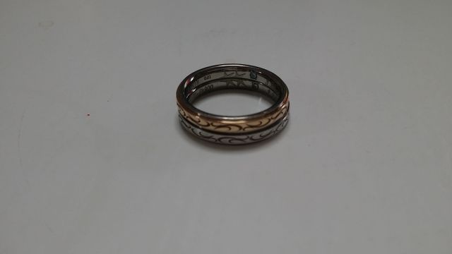 2つの指輪を重ねると、裏側の半分の星が一つの星になります。