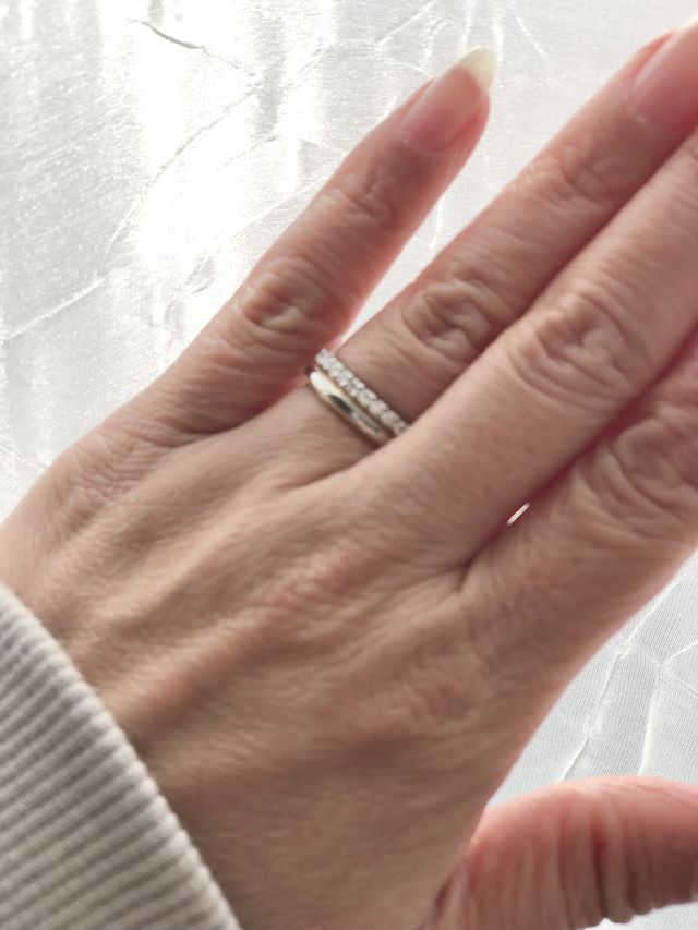 指の形に合わせて、シンプルすぎないアイテムにこだわりました。