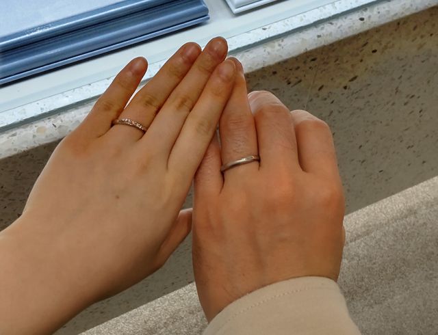 メレダイヤが立て爪で留めてあり、よく輝きます。