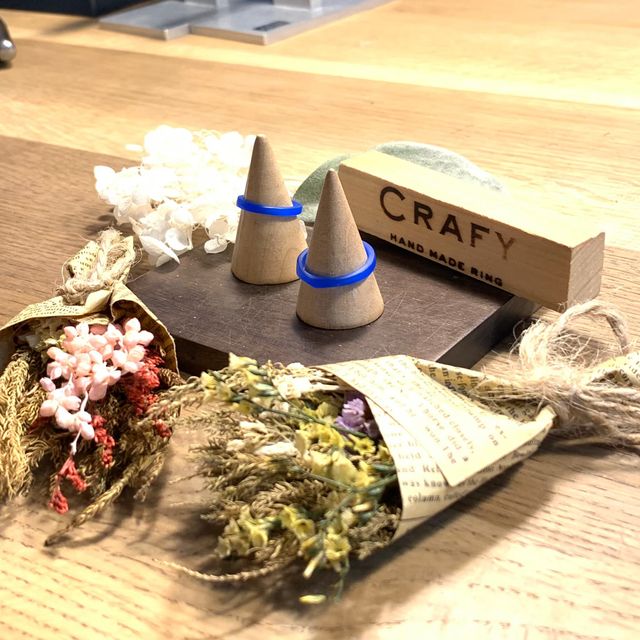 自分たちで削ったワックスの指輪。これを元に結婚指輪ができます