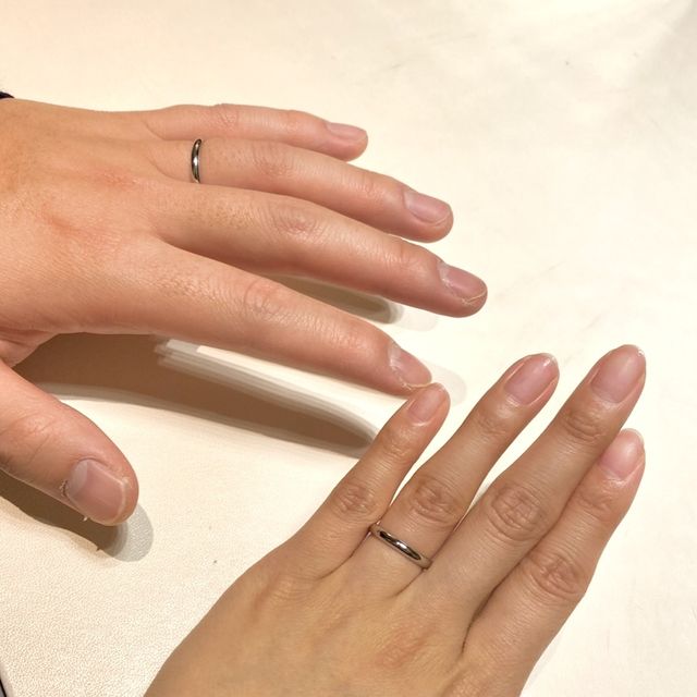 一番シンプルなデザインを試着しました
とても綺麗な指輪でした