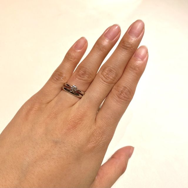 他ブランドの婚約指輪との重ね付けです