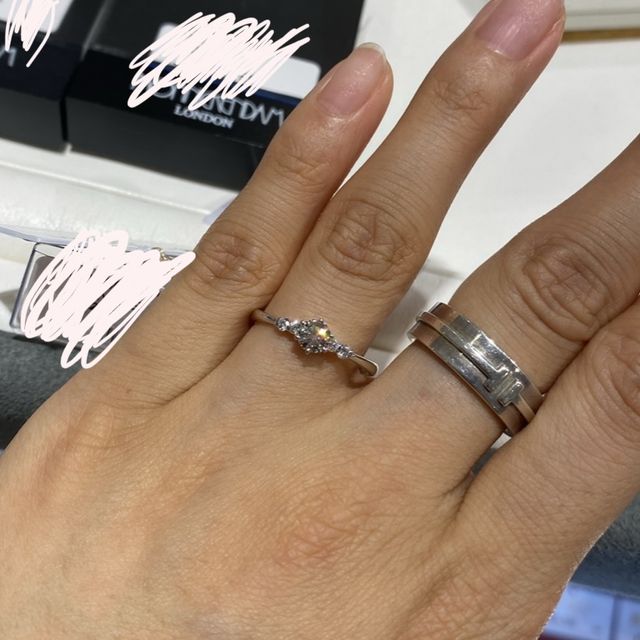 脇に小さいダイヤがのっているデザインです