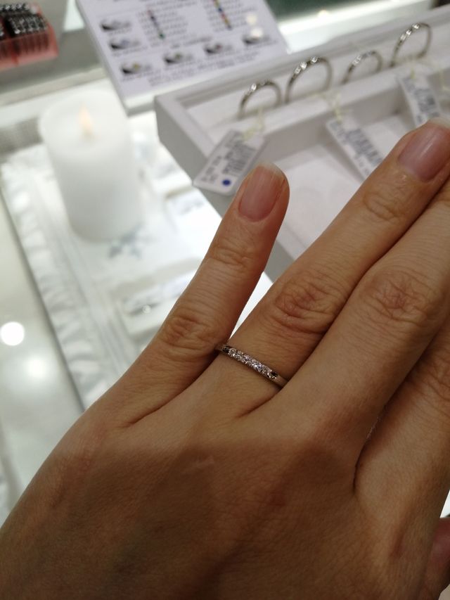 ストレートタイプで中央にダイヤが5個ついています。