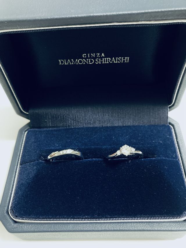 左が結婚指輪、右が婚約指輪
