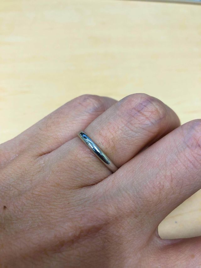 結婚指輪(手の甲側)