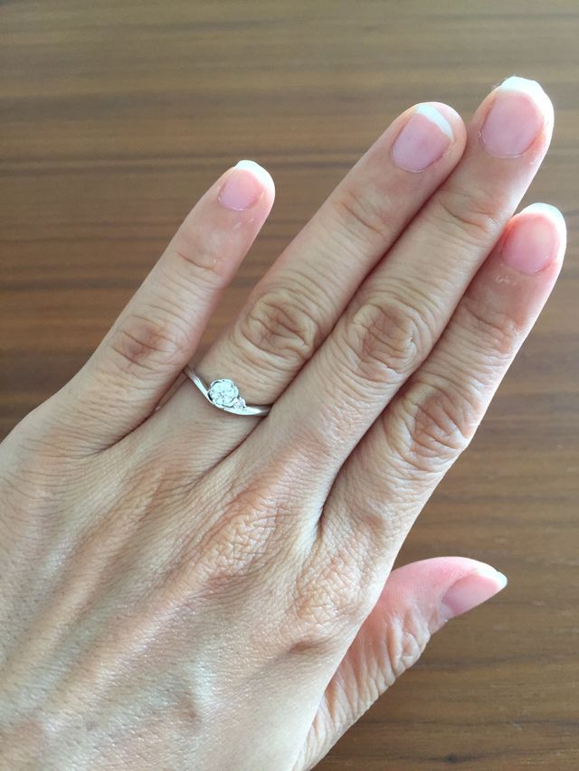 指輪をはめた手。