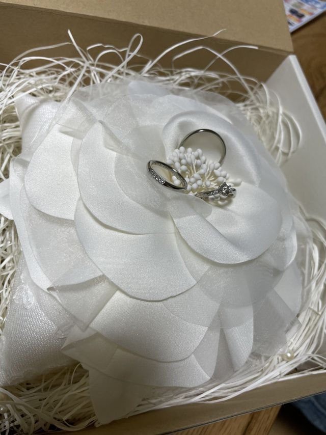 リングピローの上に乗せて撮影しました。