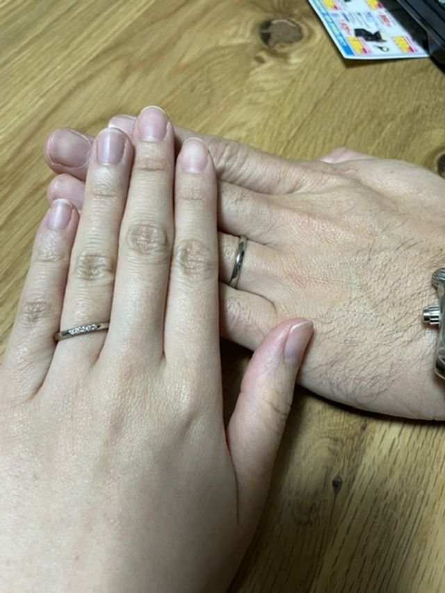 着用時の写真となり、指が細い彼女には細い指輪が似合います。