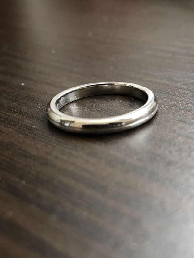 シルバーの指輪で、2人でデザインを相談して決めました。
