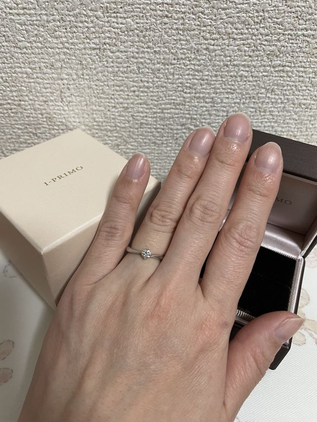 シンプルで宝石も気にならなず、マリッジリングと相性がいい