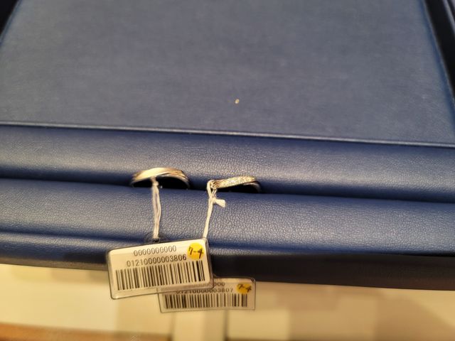 ウェーブタイプの結婚指輪を購入させていただきました。