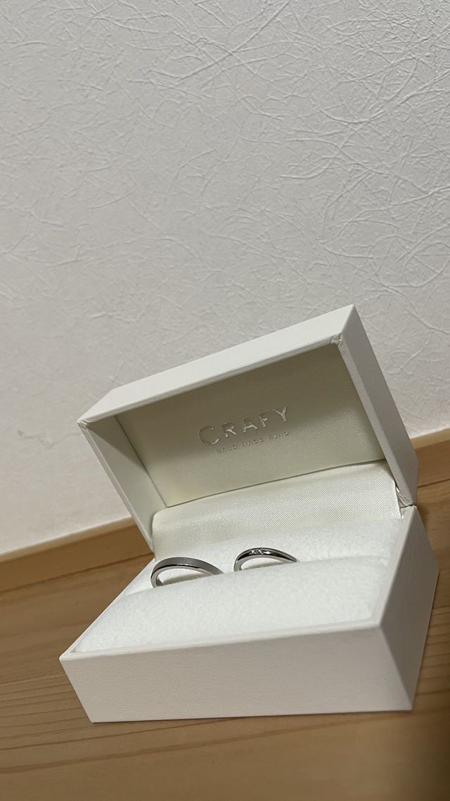 Crafyの箱に収まった指輪の写真です。とっても可愛いです。