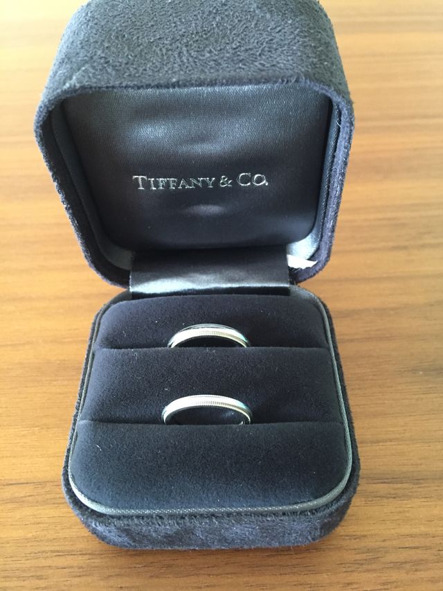 指輪ケースと指輪。