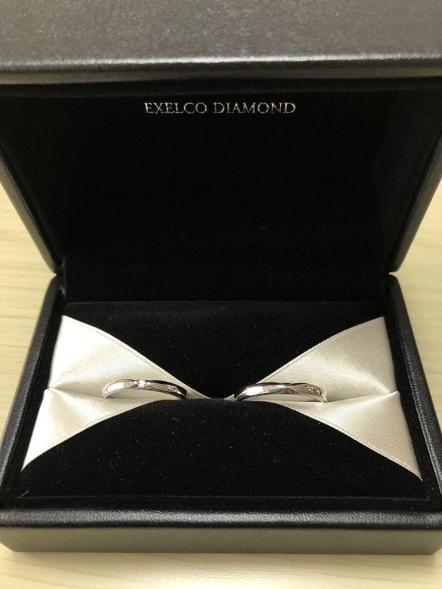 婚約指輪とのセットリングにしました。