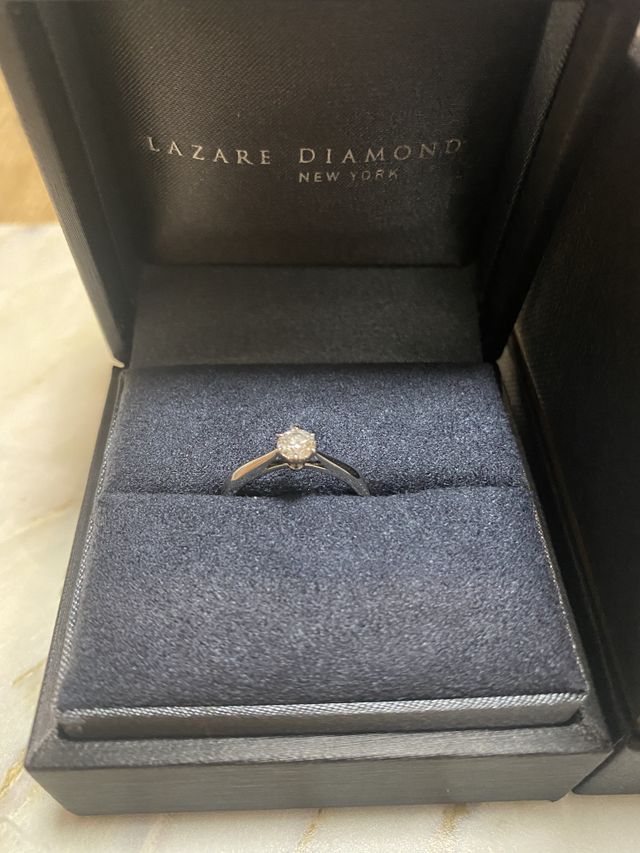 大きなダイヤモンドに虹色の輝きが決めてでした。