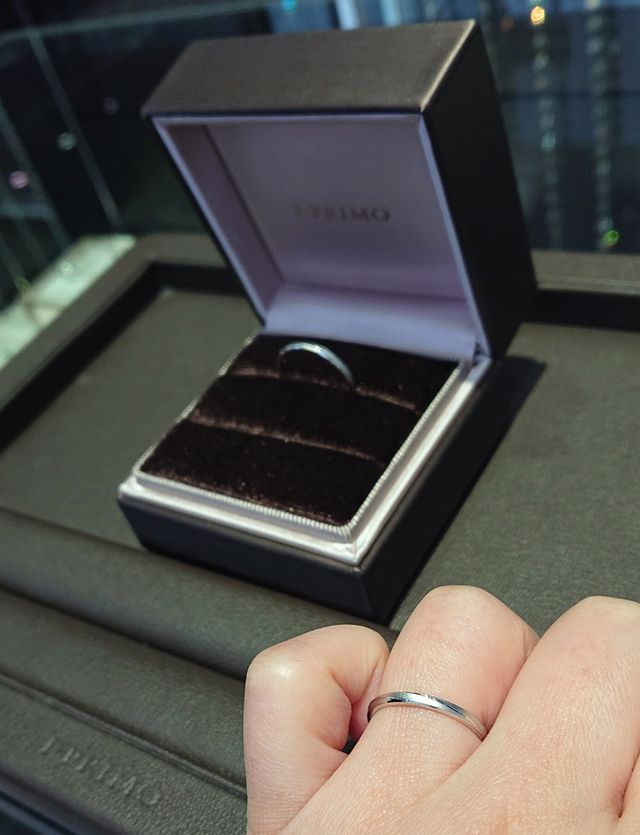 受取日の店内で早速つけ心地を試している時の写真です。