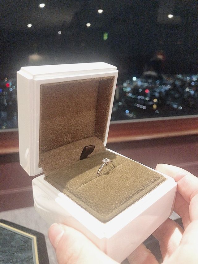 真ん中に光り輝くダイヤモンドがあるシンプルな形です。