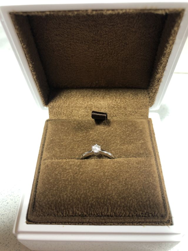 箱の中の色も選べたそうですが、彼が茶色を買ってきました。